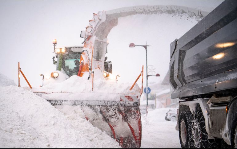 A lo largo de las carreteras, varios vehículos atrapados entre la nieve se alcanzaban a vislumbrar como parte del paisaje. EFE/C. Bruna