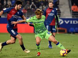 El centrocampista del Huesca, Gonzalo Melero (i), lucha por el balón ante el centrocampista del Real Betis, Sergio Canales (c), durante el partido. EFE/J. Blasco