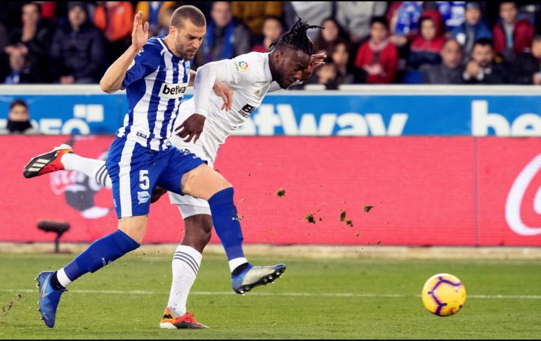 El defensa del Alavés Víctor Laguardia (i), y el delantero belga del Valencia Michy Batshuayi (d), se disputan el balón. EFE/A. Ruiz