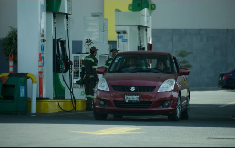 Pemex exhortó a las personas a no realizar compras extraordinarias de gasolina. EL INFORMADOR/F. Atilano
