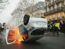 Inconformes desafían a los policías antimotines en París. EFE