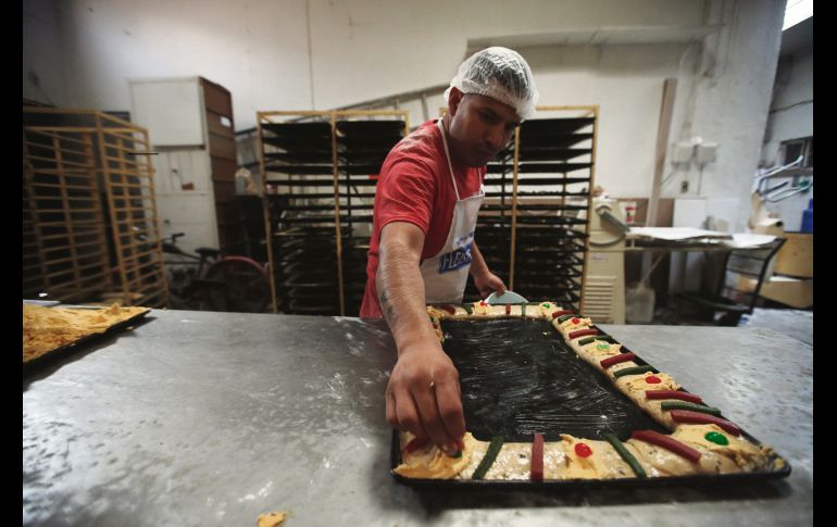 Cada elemento debe estar en su lugar antes de que la tradicional rosca entre al horno. EL INFORMADOR / F. Atilano