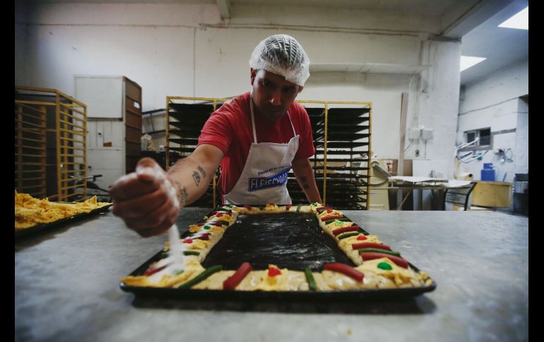 Revolver la masa, medir porciones, dar forma y decorar, el día a día para los panaderos en enero. EL INFORMADOR / F. Atilano