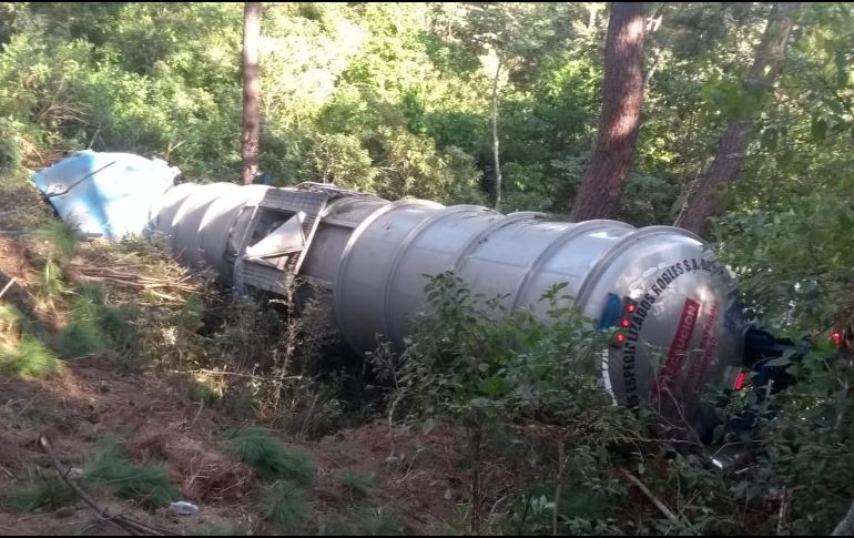 En el lugar se registra derrame de gran cantidad de hidrocarburo a través del domo, así como por diferentes rupturas del contenedor. ESPECIAL / Protección Civil Jalisco