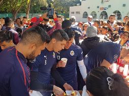Los jugadores rojiblancos, apoyados por gente de seguridad del club, atendieron las peticiones de la afición. EL INFORMADOR/A. Ramírez