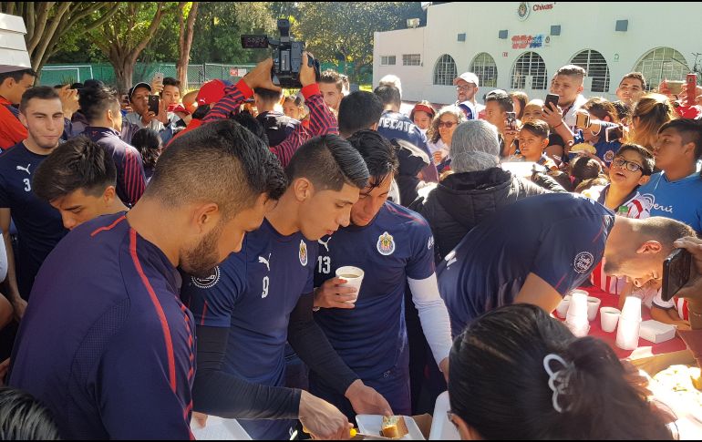 Los jugadores rojiblancos, apoyados por gente de seguridad del club, atendieron las peticiones de la afición. EL INFORMADOR/A. Ramírez