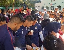 Los jugadores rojiblancos, apoyados por gente de seguridad del club, atendieron las peticiones de la afición. EL INFORMADOR/A. Ramírez