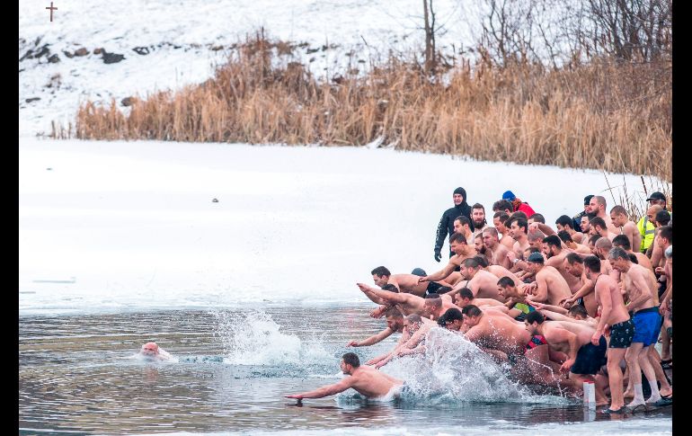 Se cree que la persona que recupera la cruz tendrá un año de buena salud. En Sofía, Bulgaria.