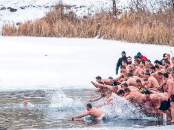 Fotogalería: Un chapuzón helado para cumplir con tradición