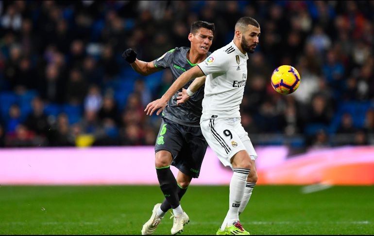 Moreno (I) fue titular y jugó los 90 minutos del partido. AFP/G. Buoys
