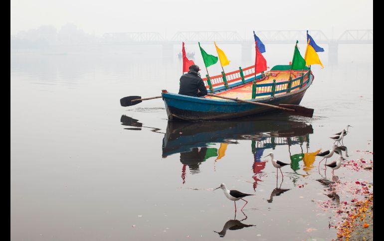 Un hombre rema en el río Yamuno durante una fría mañana en Mathura, India. AFP/X. Galiana