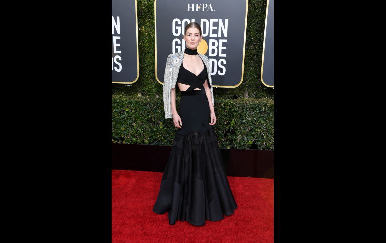 Rosamund Pike llega a la ceremonia de los Globos de Oro 2019 en Beverly Hills, California.