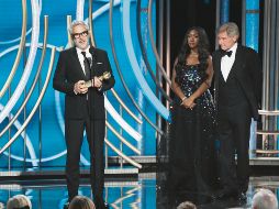 Alfonso Cuarón recibe la estatuilla por su cinta “Roma” de manos del actor Harrison Ford. AP