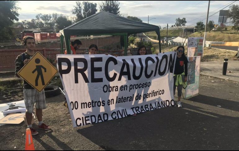 En octubre pasado, 15 jardineras fueron situadas en el cruce de avenida a Tesistán y avenida de los Cedros como una estrategia de urbanismo por parte de distintas asociaciones civiles. FACEBOOK/BiciBlancaGDL
