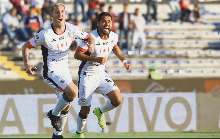 El argentino Leonardo Ramos (izquierda) celebra su gol, primero de Lobos BUAP, acompañado de su compañero José Esquivel. MEXSPORT