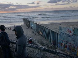 Trump sugiere cambiar el concreto por acero para levantar la barrera en la frontera. AFP/S. Huffaker