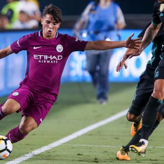 Brahim Díaz listo para vestirse la playera merengue