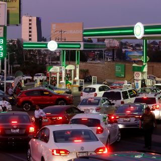 Alfaro acusa incomunicación de Pemex ante escasez de gasolina