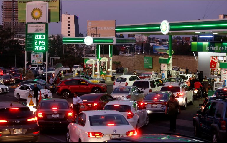 Alfaro considera que para regularizar el abasto en Jalisco se requiere al menos el doble de pipas de las que funcionan actualmente. EFE / F. Guasco