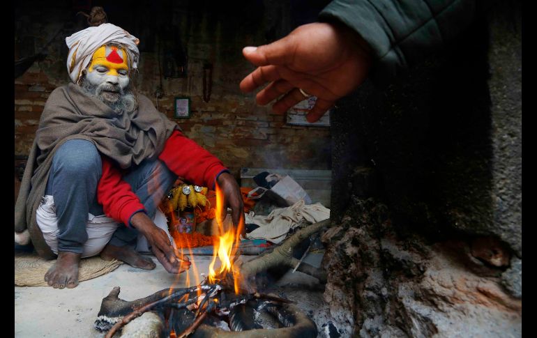 Un santón se calienta en una fogata en Katmandú, Nepal. AP/N. Shrestha