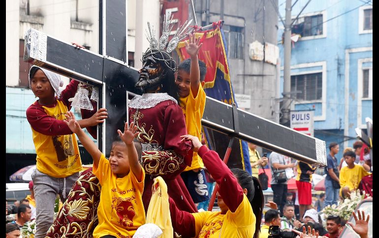 Réplicas de la imagen del Nazareno Negro reciben agua bendita durante la tradicional bendición previa a la celebración de la fiesta del miércoles. Se prevé que decenas de miles de fieles católicos se unan a la romería. AP/B. Marquez