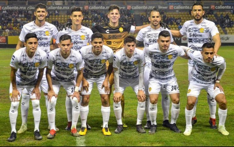 La cancha de Dorados presentaba malas condiciones, por lo que fue necesario arreglarla. TWITTER