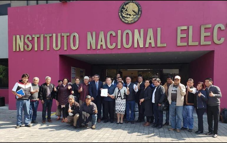 Miembros de esta organización ciudadana acudieron al INE para entregar la documentación necesaria. FACEBOOK