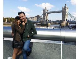 En la imagen, Sherlyn y José Luis aparecen abrazados con el puente de Buckingham al fondo. INSTAGRAM /sherlyny