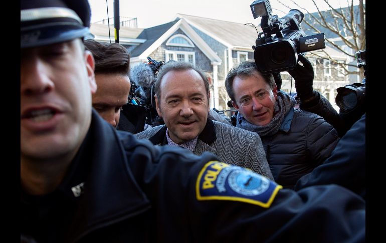 El actor estadounidense Kevin Spacey es escoltado por la policía a su llegada al tribunal de Nantucket, Estados Unidos, para ser juzgado por una presunta agresión sexual cometida en 2016 a un chico de 18 años en un bar de esa localidad. EFE/CJ Gunther
