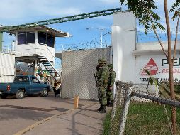 El personal desplegado supervisa la entrada y salida de trabajadores y de pipas cargadas de combustible. EFE / J. Cruz