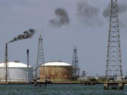 La producción venezolana ha disminuído en los últimos meses y se situó durante noviembre pasado en un millón 137 mil barriles diarios. AP/Archivo