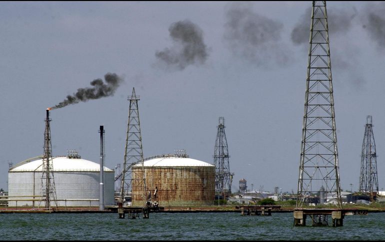 La producción venezolana ha disminuído en los últimos meses y se situó durante noviembre pasado en un millón 137 mil barriles diarios. AP/Archivo