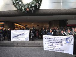Ayer, empleados de la CNBV pararon labores en protesta por la cancelación de los seguros de gastos médicos. SUN/C. Reyes