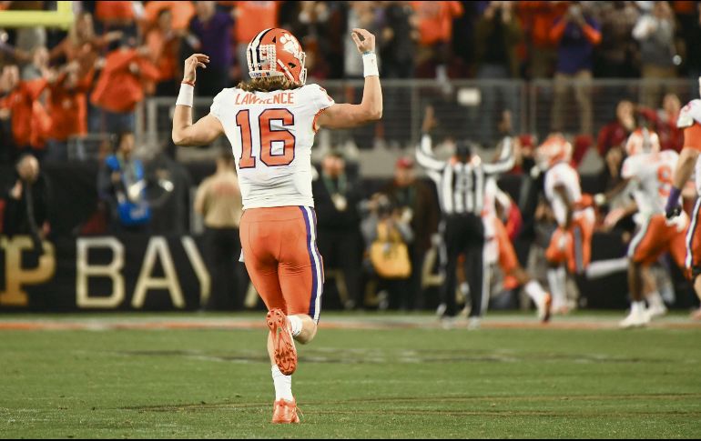 Trevor Lawrence completó 20 de 32 pases para 347 yardas y tres anotaciones. AFP / H. How