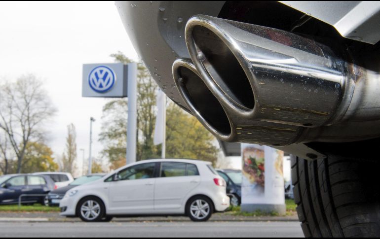 Ayer comenzó la entrega de hologramas para la verificación de este año, pero, según los dueños de talleres, sólo recibieron la mitad respecto a 2018. EFE/Archivo