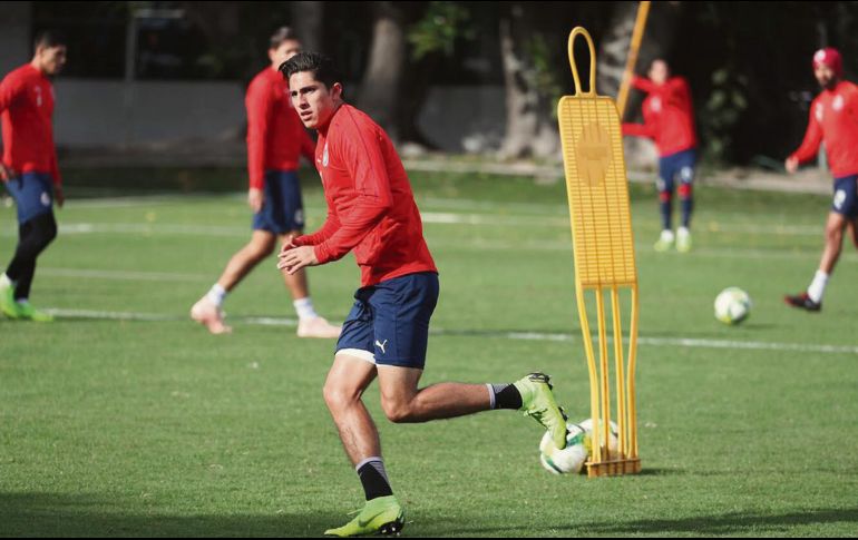 Alan Cervantes podría ocupar un sitio en la media cancha de Chivas esta noche. TWITTER / @CHIVAS