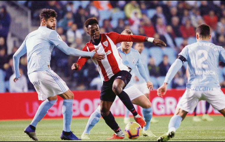 Néstor Araujo (izquierda) arrancó como titular en el juego de ayer ante el Athletic de Bilbao. EFE