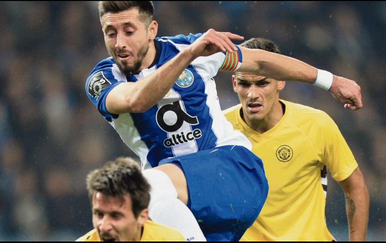 Héctor Herrera (centro) disputa un balón con Alecs Palocevic ,del Nacional. EFE