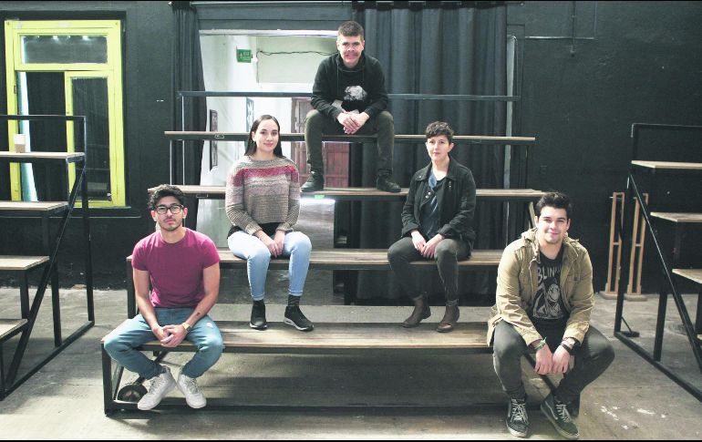 El director de Foro Periplo (al centro, arriba) junto a su equipo de colaboradores. EL INFORMADOR / A. Camacho