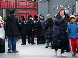 Padres recogen de la escuela a sus hijos después del ataque. Aunque las vidas de los niños lesionados no corren peligro, tres de ellos se encuentran en 