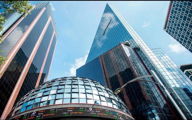 El mercado accionario local opera con un volumen de 1.5 millones de títulos, por un importe económico de 55.9 millones de pesos. AFP / ARCHIVO