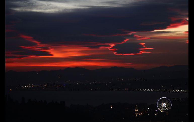 El atardecer sobre la ciudad francesa de Niza. AFP/V. Hache
