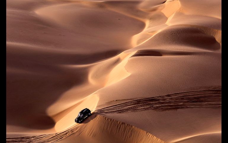 El piloto Nani Roma con el copiloto Alexandre Haro Bravo, de Mini, compiten en la segunda etapa del Rally Dakar entre Pisco y San Juan de Marcona, Perú. AFP/F. Fife