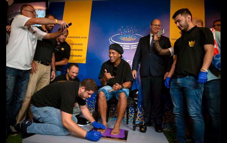 El exfutbolista brasileño Ronaldinho Gaucho acudió al estadio Maracaná, en Río de Janeiro, para dejar registro de sus pies en el 