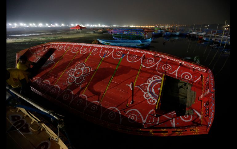 Artistas pintan botes en Allahabad, India, en preparación para el festival Kumbh Mela, que atrae a millones de peregrinos hindúes. AP/R. Kumar Singh