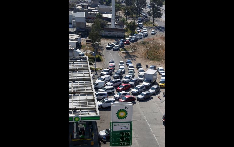 En Jalisco, una de las entidades más afectadas, se vieron largas filas de vehículos.