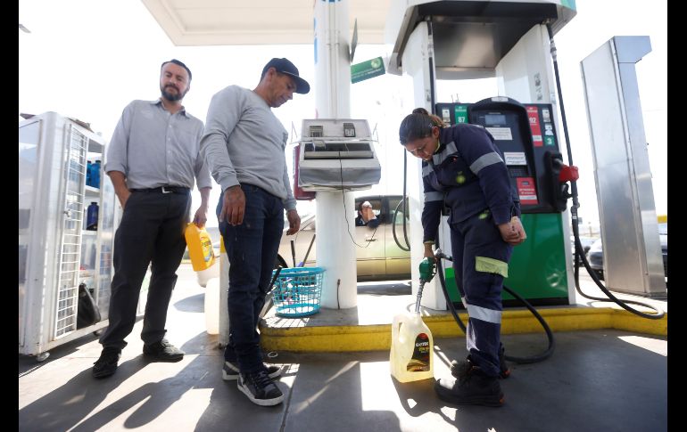 Consumidores compran gasolina racionada en una estación en Guadalajara. Los problemas de abastecimiento de combustibles en México se repitieron hoy en varios estados y empezaron a registrarse en la Ciudad de México.