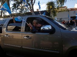 Decenas de personas acuden con banderas nacionales a la sede de la Comisión Internacional Contra la Impunidad en Guatemala para celebrar la salida de los empleados. EFE/E. Biba