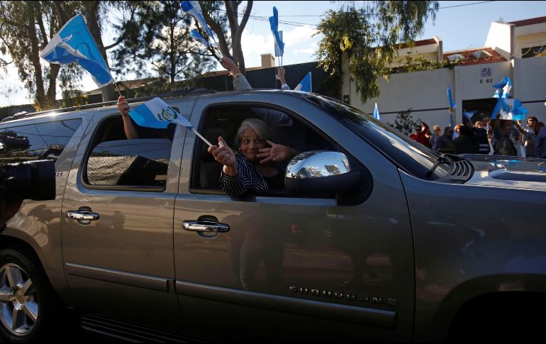 Decenas de personas acuden con banderas nacionales a la sede de la Comisión Internacional Contra la Impunidad en Guatemala para celebrar la salida de los empleados. EFE/E. Biba