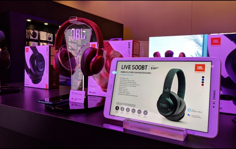 El auricular tiene una batería con 30 horas de autonomía y permite realizar y recibir llamadas sin tener que usar las manos. EFE / M. Arcas